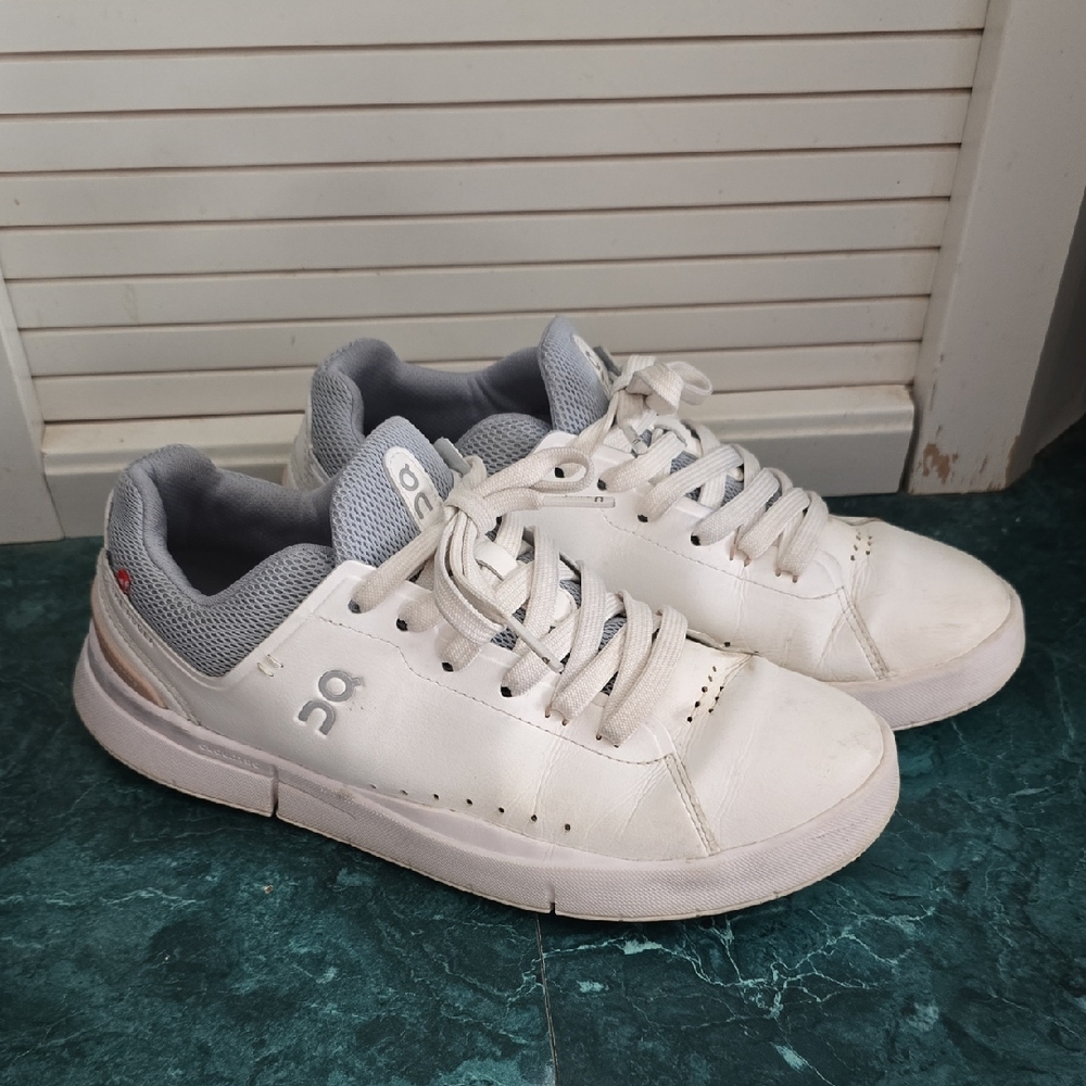 On The Roger Advantage 2 Women's White/Rosehip 7.5 Used